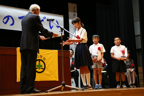 交通安全スローガン最優秀賞を受賞した3人の表彰