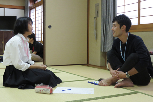 参加者は「先輩と自然な雰囲気の中で語り合えた。自分も知らなかった自分に出会えて楽しかった」と話した