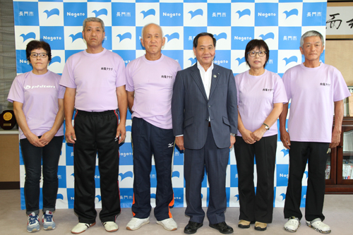 （左から）山根さん、藤井さん、河田和正さん、大西市長、河田邦代さん、浴田さん