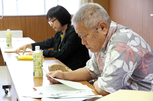 審査委員を務めた尾崎眞吾さん（写真手前）と守重シゲ子さん（写真奥）