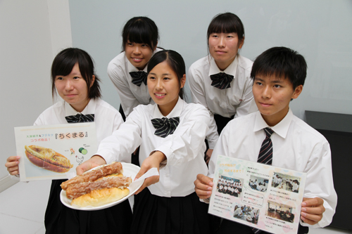 （後列左から）永冨さん、豊岡さん（前列左から）山見さん、小谷さん、林さんの5人が発表会に出席