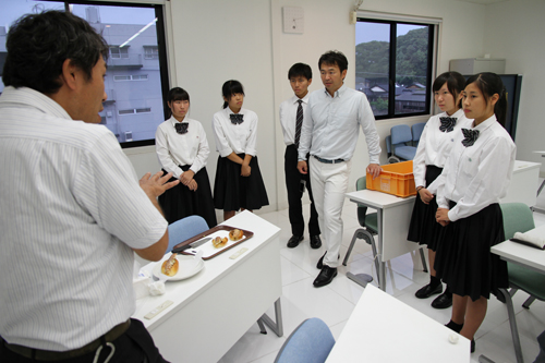 今後の取組について、フジミツ株式会社の担当者と話を交わす