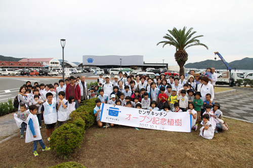 地域の子どもから大人まで約100人が記念植樹に参加した