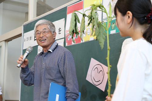 長門白オクラ部会の岡藤正司副会長も一緒に給食を食べ、最後におすすめの食べ方などを紹介した