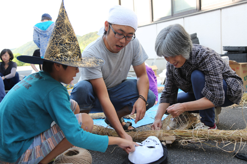 地域おこし協力隊三隅地区担当の津田隊員に教わりながら制作を進める