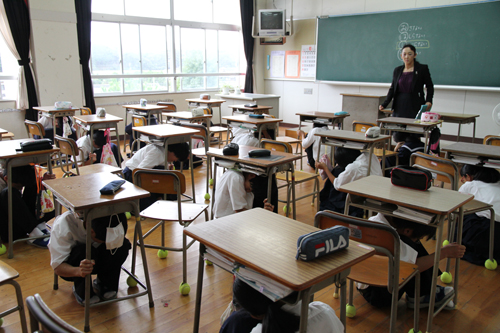 午前10時、地震発生の放送を聞いて一斉に机の下に隠れる生徒