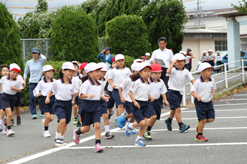 一次避難後は、日置小学校・神田小学校の児童も合流