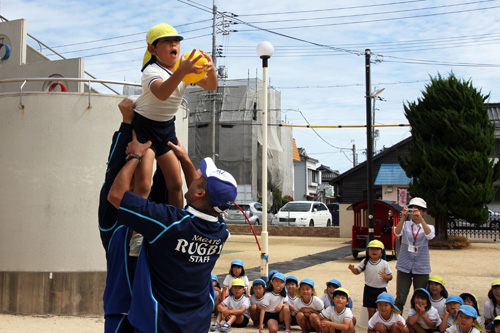 ラグビーボールを使ってパスを回す練習やラインアウトの体験も