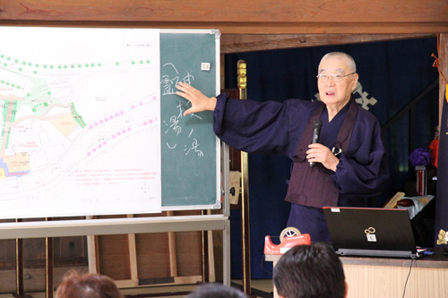 大寧寺の岩田住職から恩湯と礼湯など湯本温泉の歴史について紹介