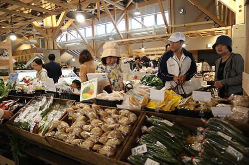 森をイメージし、地元産の木材でデザインされた農林水産物等直売所