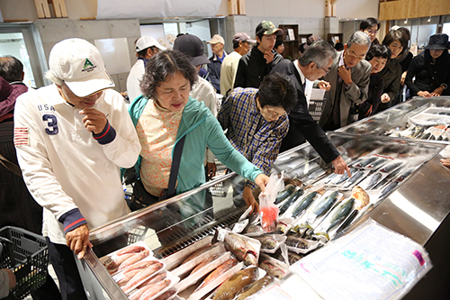 新鮮な魚介を求めて、多くの人でにぎわう