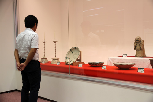 長門市に寄贈された作品の中から38種類60品が展示されている