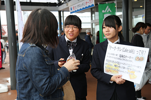 センザキッチンの来場者に、生徒の手で配布していく
