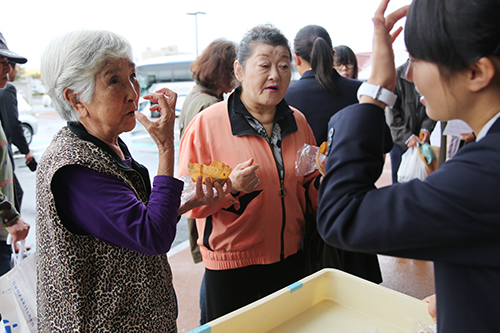試食した来場者からは「新しい」「食べたことのない味」といった声が聞かれた