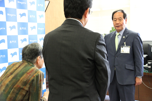 「特に水産振興の功績は大きなものがありました。おめでとうございます」と大西市長
