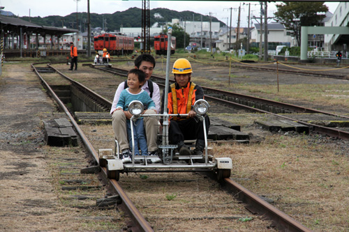 子どもたちに人気のウニモグ・レールカート乗車体験