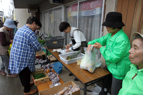 古市の通りでは野菜やフリーマーケットなどのバザーでにぎわう