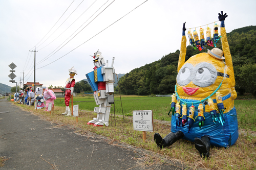 子どもたちを中心に、三隅地区の住民が制作した17体のモニュメント