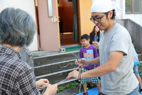 企画したのは地域おこし協力隊の津田隊員（9月30日、モニュメント制作の指導を行う様子）