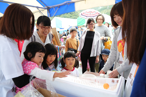 ピンポン玉を使ったゲームのブースは子どもたちの人気を集める