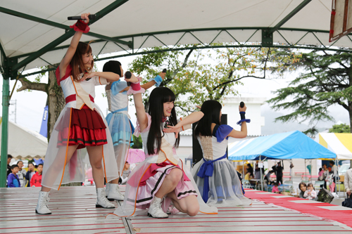 山口県のご当地アイドル「オレンジ★みるふぃ～ゆ」が歌とパフォーマンスで会場をわかせた