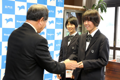 大西市長より激励費が手渡される