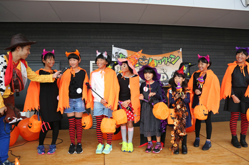 子どもから大人まで、約300人が参加した