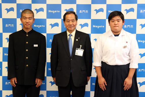 （写真左から）内田さん、大西市長、吉村さん