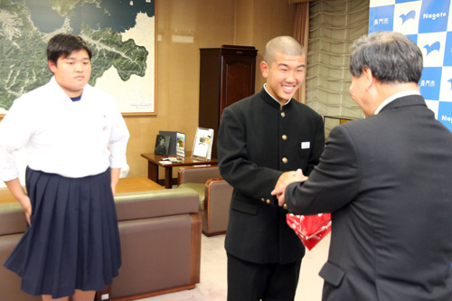 大西市長より激励費とTシャツが手渡される