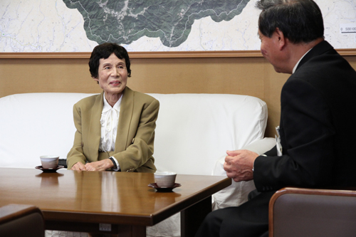 「（博文さんは）きれいなまち、良いまちにしたいという思いで事業に取り組んでいた」と話す久子さん