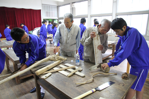 道具の使い方を教わりながら、流木アートの製作を体験