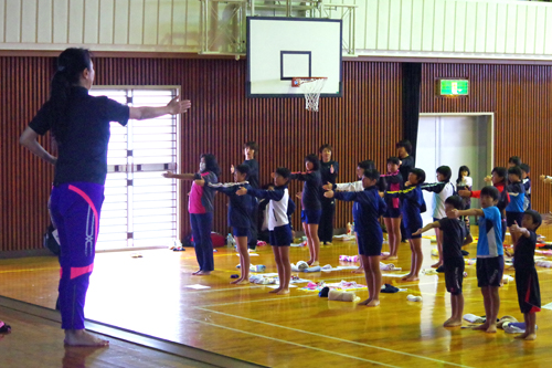 小中学生や地元住民など約200人が参加した