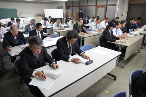 管理職の職員約40人が出席