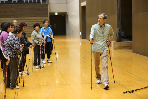 講師は日本ノルディックウォーキング協会インストラクターの志谷明宏さん