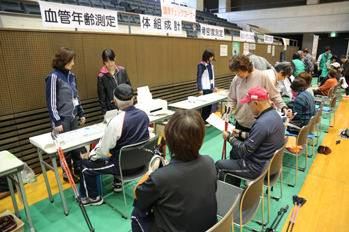 血管年齢や骨密度などが測定できる健康チェックコーナー