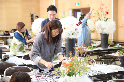 ワイヤーと「シサル麻」で作られた球体の土台に、花を挿して作品を仕上げる