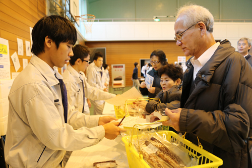 マグロを中心とする加工品が並び、生徒の手で販売する