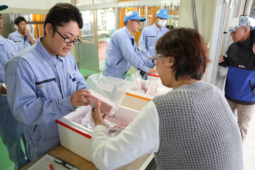 生徒が実習で捕獲したメバチマグロを販売