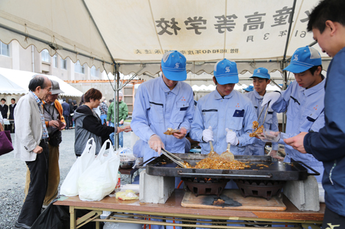 焼きそばや焼きちくわなども調理・販売された