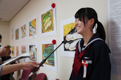 自身の作品の前で、報道陣のインタビューに答える大賞の山本萌夏さん