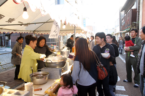 湊中央区や駅前区などで飲食店をしている店舗などがグルメを出品