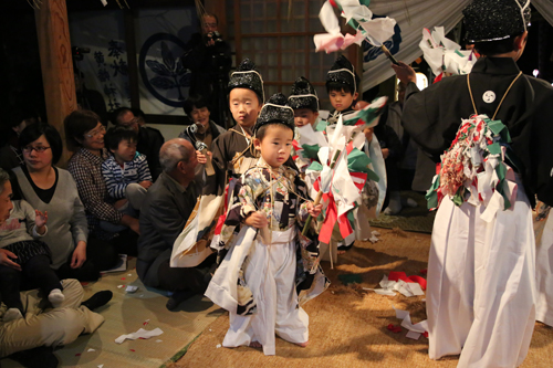 380年以上続く伝統の神楽舞を、子どもたちも一生懸命に舞う