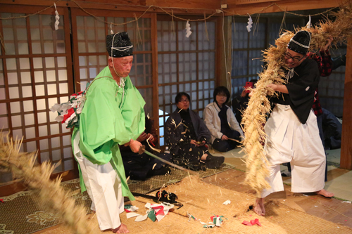 最後の「神明」の舞では、神が刀で綱（世の中にはびこる悪霊）を切る