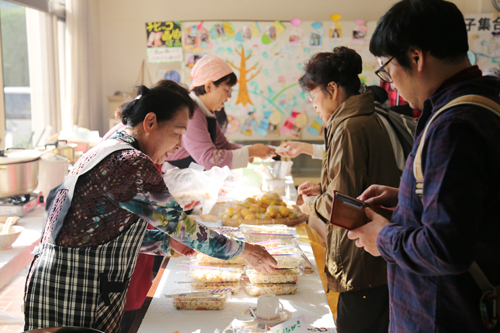 ロビーには、地区内の団体による軽食や喫茶コーナーなどが設けられた