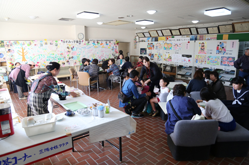 地区住民や家族連れでにぎわいを見せる