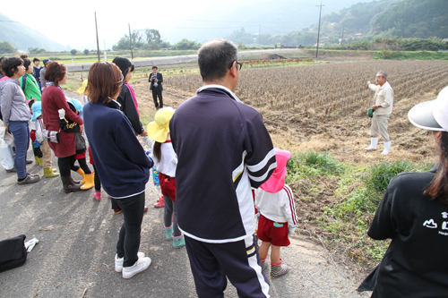 宗頭幼稚園の園児14人とその保護者が参加した