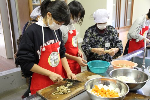 郷土料理の「押し寿司」や「しし汁」を作る