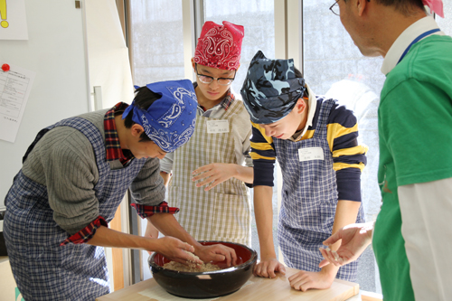 里山ステーションではそば打ちを体験