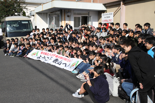 旧俵山中学校体育館前で記念撮影