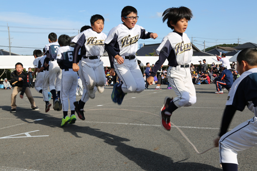 長縄跳び大会には、一般・高校生以下の部に各9チームが出場した